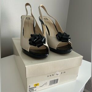 Beige and black Anne Klein bow heels size 8M